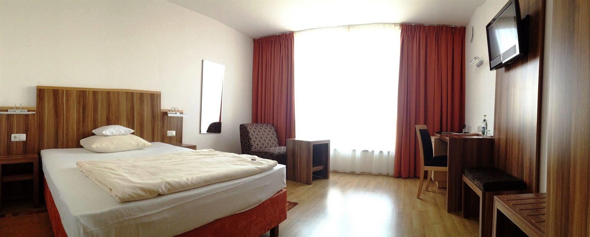 Hotel Meridian ***Superior Ergolding Екстериор снимка